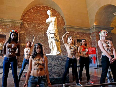 Protest Femenu w paryskim Luwrze