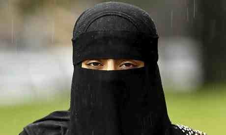 Woman-wearing-niqab-009